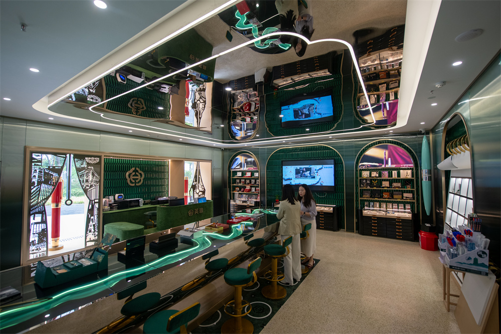 长风湾英雄文创精品店